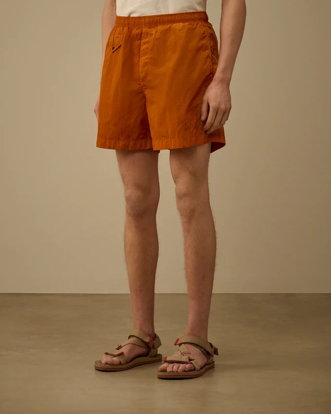 Badshorts med broderad Eco-Chrome R-logotyp
