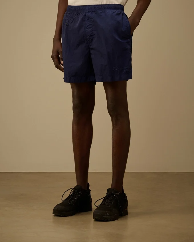 Badshorts med broderad Eco-Chrome R-logotyp