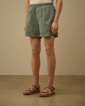 Badshorts med broderad Eco-Chrome R-logotyp