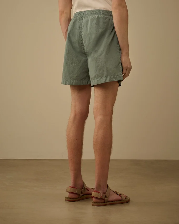 Badshorts med broderad Eco-Chrome R-logotyp
