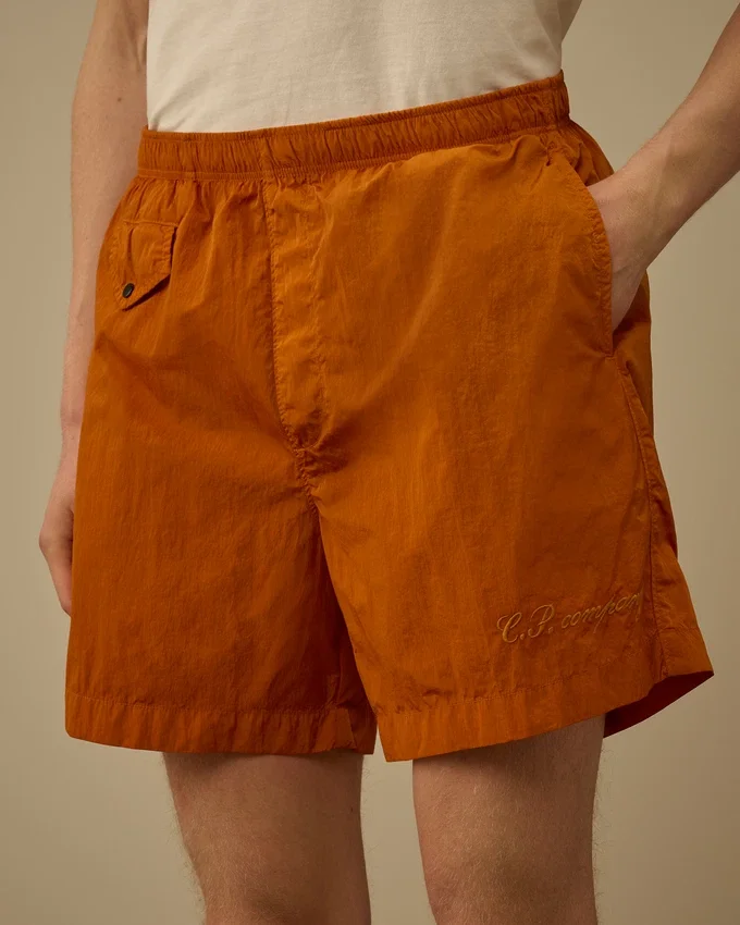 Badshorts med broderad Eco-Chrome R-logotyp