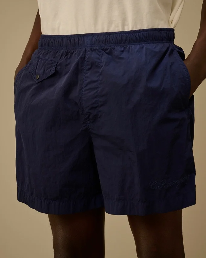 Badshorts med broderad Eco-Chrome R-logotyp