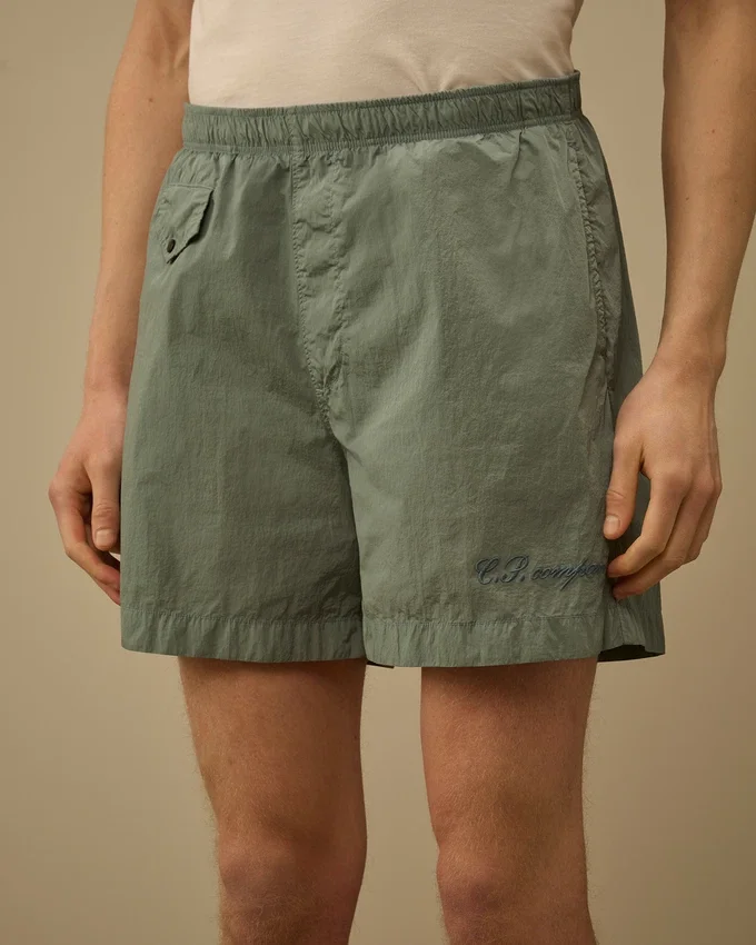 Badshorts med broderad Eco-Chrome R-logotyp