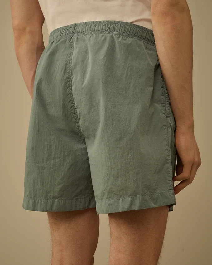 Badshorts med broderad Eco-Chrome R-logotyp