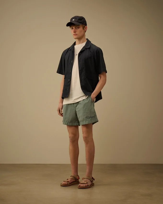 Badshorts med broderad Eco-Chrome R-logotyp