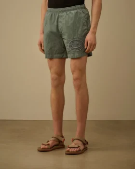 Badshorts med broderat Eco-Chrome-R-motiv