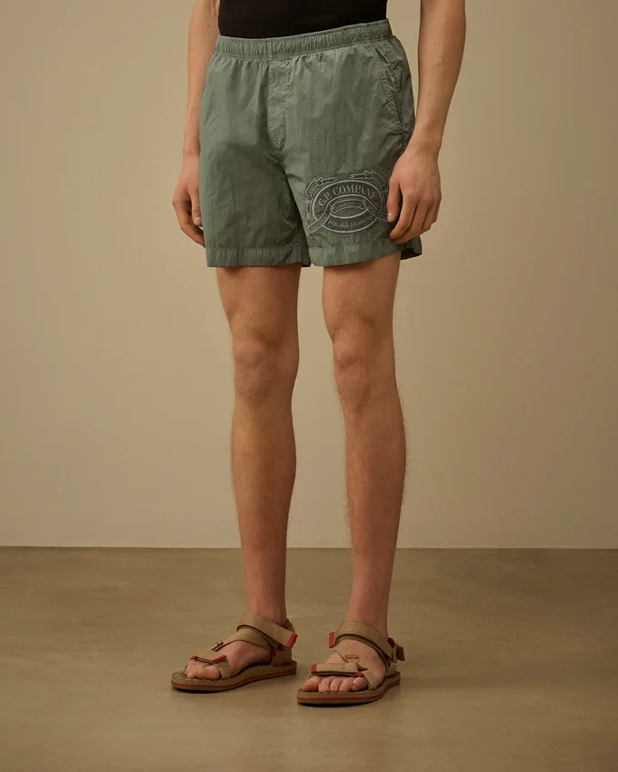 Badshorts med broderat Eco-Chrome-R-motiv