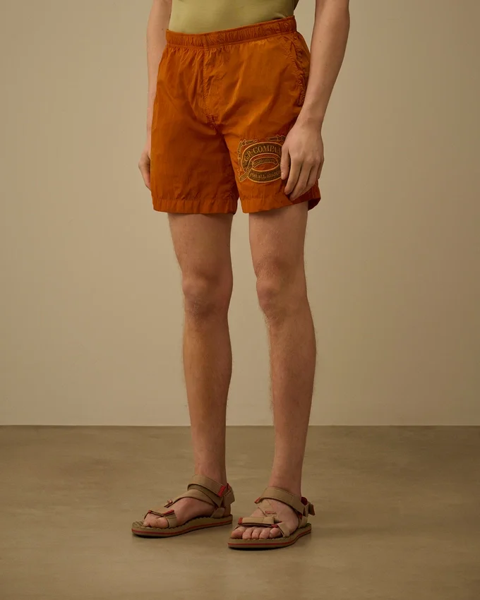 Badshorts med broderat Eco-Chrome-R-motiv