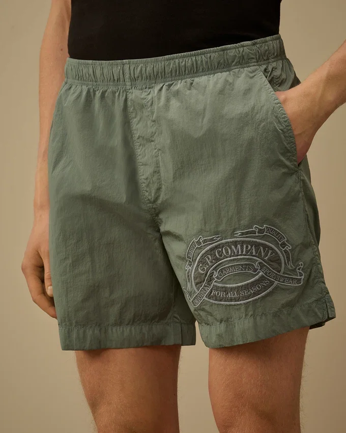 Badshorts med broderat Eco-Chrome-R-motiv