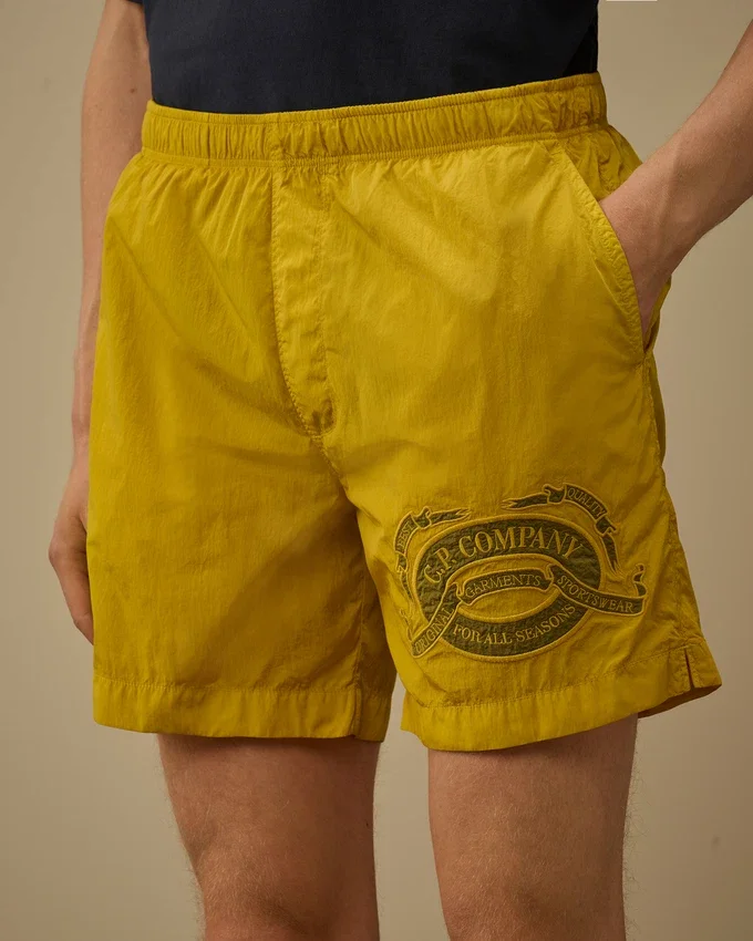 Badshorts med broderat Eco-Chrome-R-motiv