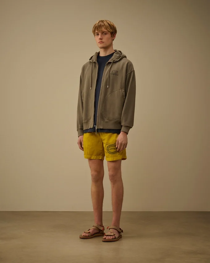 Badshorts med broderat Eco-Chrome-R-motiv
