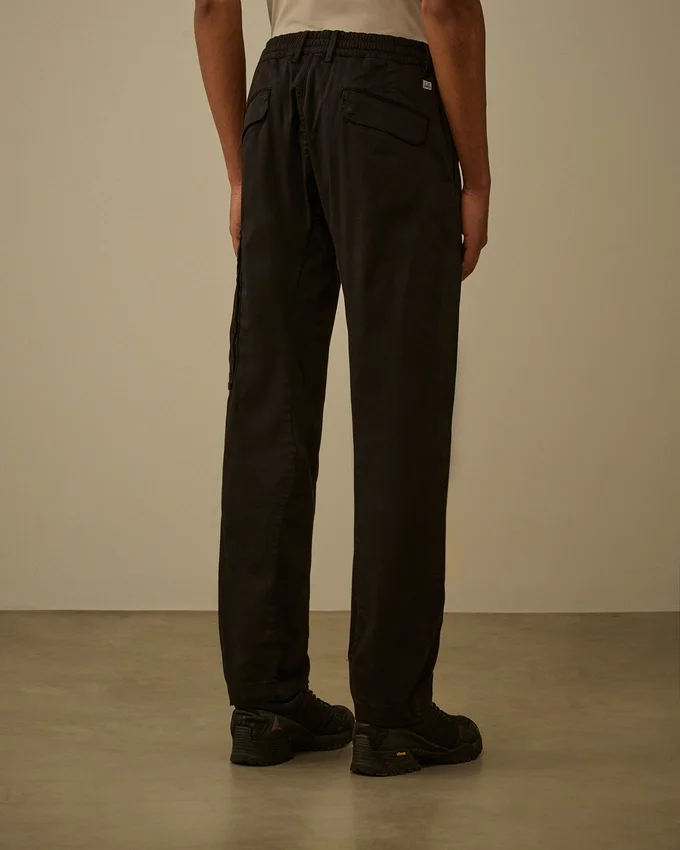 Cargo-byxor i stretch-satin med normal passform