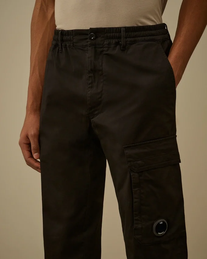 Cargo-byxor i stretch-satin med normal passform