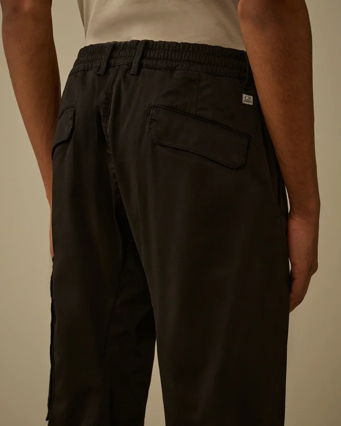 Cargo-byxor i stretch-satin med normal passform