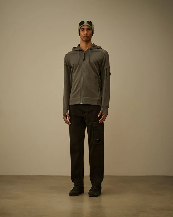 Cargo-byxor i stretch-satin med normal passform