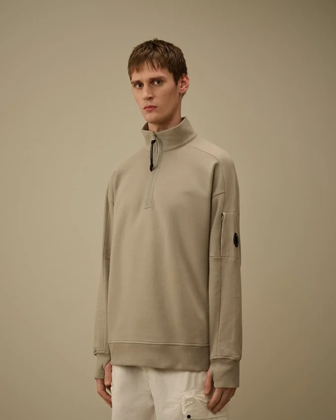 Diagonal Raised Fleece-Sweatshirt med halv dragkedja och Lens-motiv