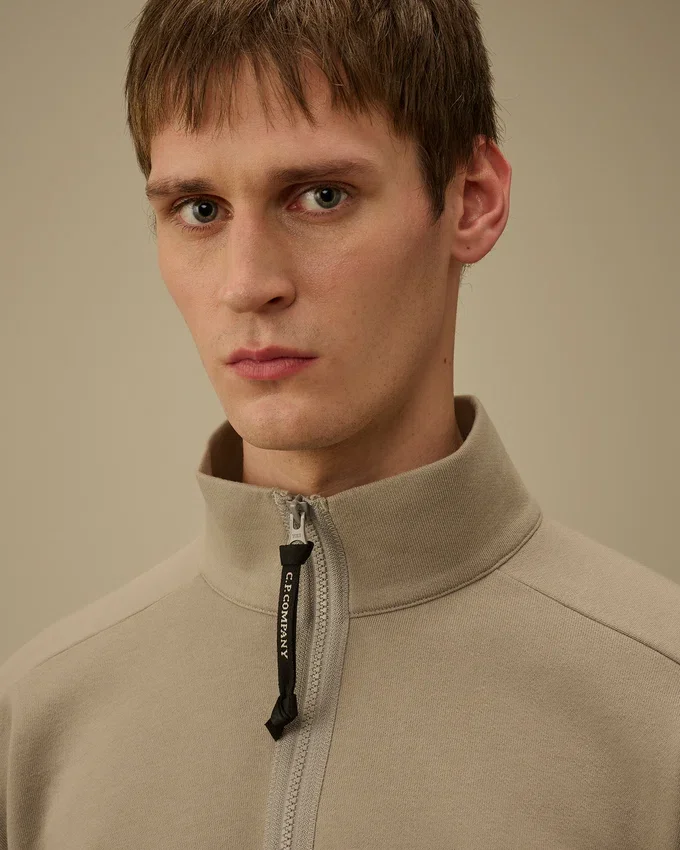 Diagonal Raised Fleece-Sweatshirt med halv dragkedja och Lens-motiv