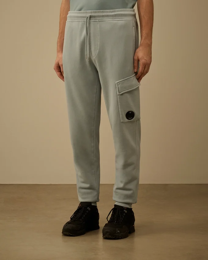 Joggingbyxor i bomullsfleece med diagonalstruktur och Lens-detalj