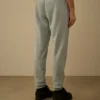Joggingbyxor i bomullsfleece med diagonalstruktur och Lens-detalj