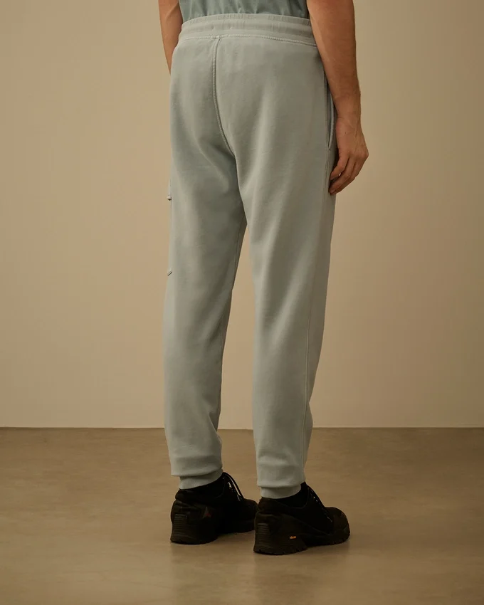Joggingbyxor i bomullsfleece med diagonalstruktur och Lens-detalj