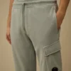 Joggingbyxor i bomullsfleece med diagonalstruktur och Lens-detalj