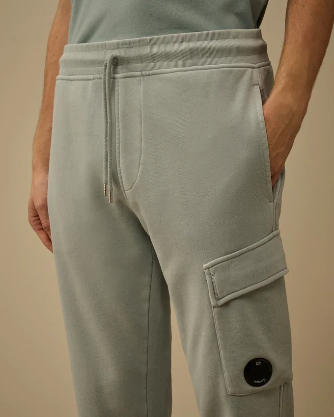 Joggingbyxor i bomullsfleece med diagonalstruktur och Lens-detalj