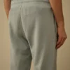 Joggingbyxor i bomullsfleece med diagonalstruktur och Lens-detalj