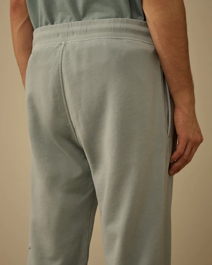 Joggingbyxor i bomullsfleece med diagonalstruktur och Lens-detalj