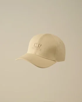 Keps i gabardin med kontrastdetaljer