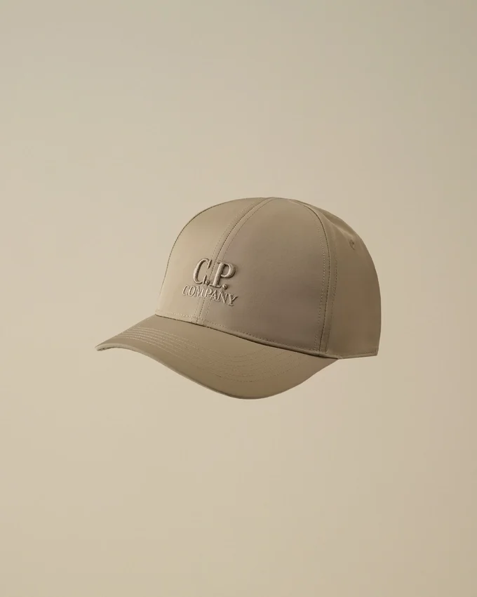 Keps med Chrome-R-logotyp