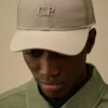 Keps med Chrome-R-logotyp
