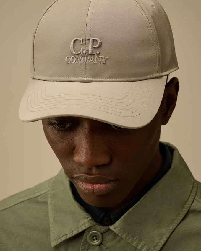 Keps med Chrome-R-logotyp