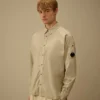 Långärmad skjorta i poplin med Lens-motiv och knappar