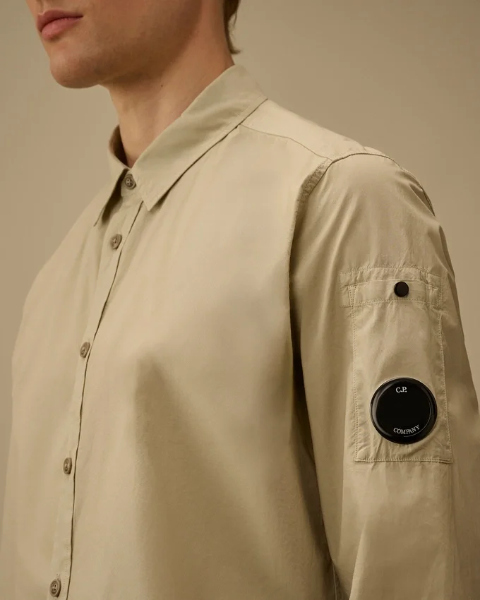 Långärmad skjorta i poplin med Lens-motiv och knappar