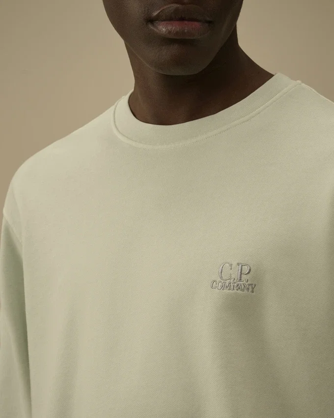 Tröja med rund hals, logotyp och resistfärgad diagonal bomullsfleece