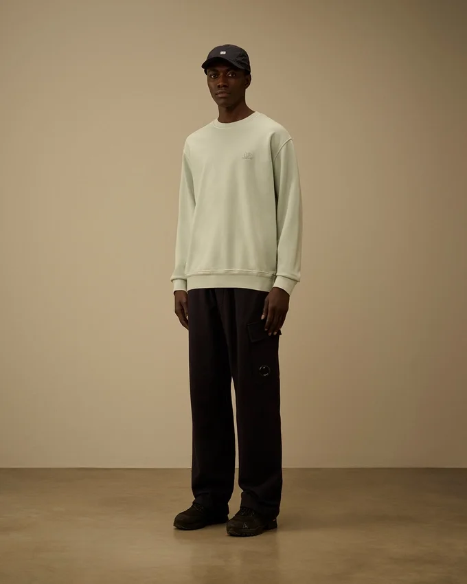 Tröja med rund hals, logotyp och resistfärgad diagonal bomullsfleece